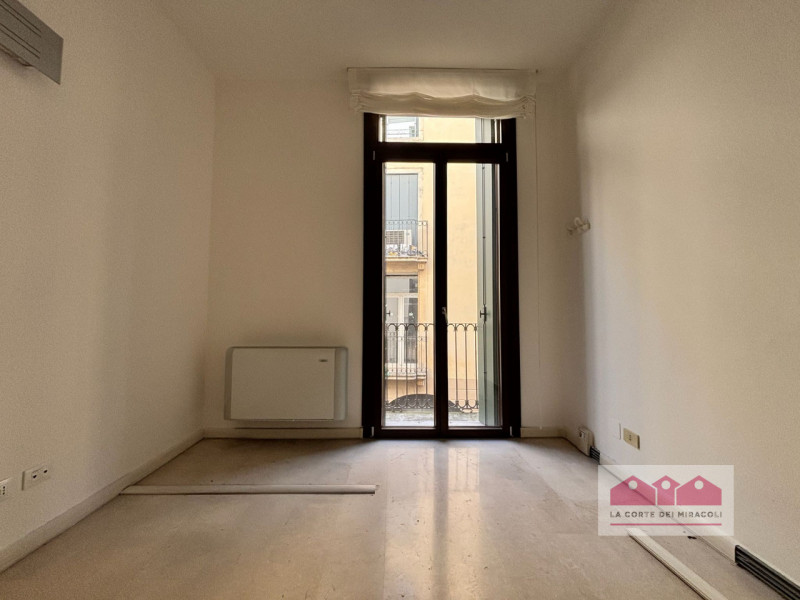 CENTRO STORICO: UFFICIO DI 140 MQ., PIANO PRIMO CON ASCENSORE, QUATTRO VANI, DUE BAGNI. RISCALDAM...