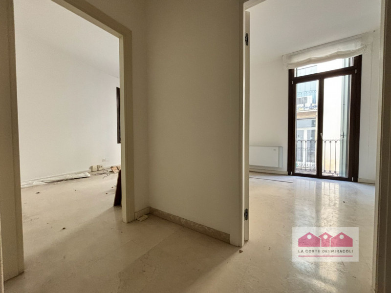 CENTRO STORICO: UFFICIO DI 140 MQ., PIANO PRIMO CON ASCENSORE, QUATTRO VANI, DUE BAGNI. RISCALDAM...
