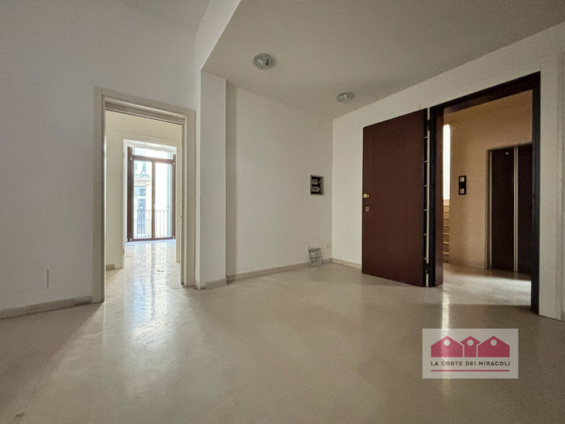 CENTRO STORICO: UFFICIO DI 140 MQ., PIANO PRIMO CON ASCENSORE, QUATTRO VANI, DUE BAGNI. RISCALDAM...