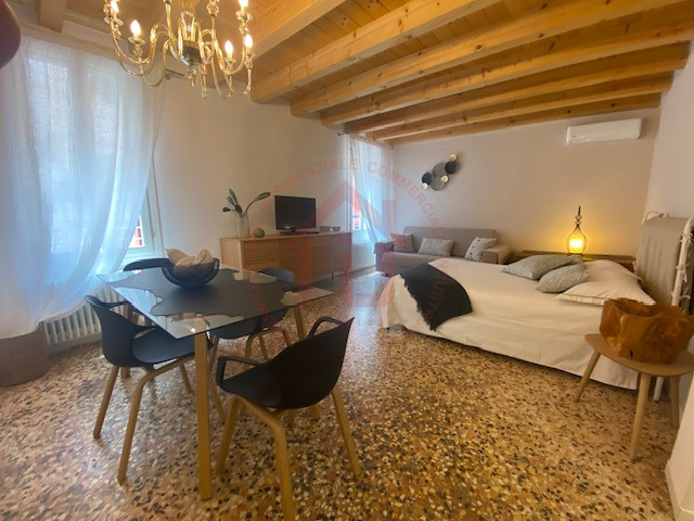 RIF. SR012 VICENZA - BASSANO DEL GRAPPA Proponiamo in vendita appartamento bi locale in centro st...