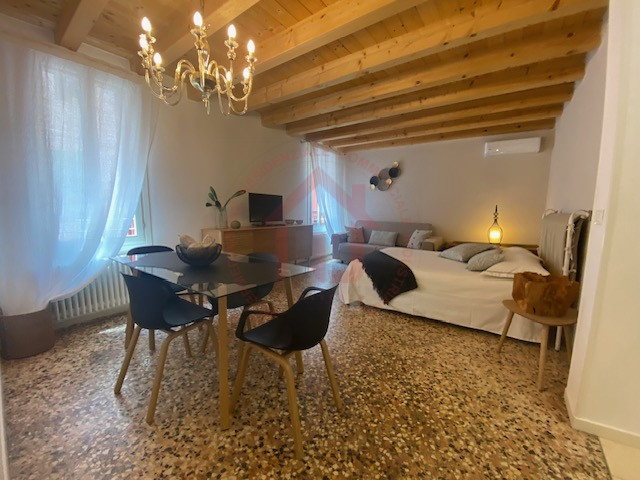 RIF. SR012 VICENZA - BASSANO DEL GRAPPA Proponiamo in vendita appartamento bi locale in centro st...