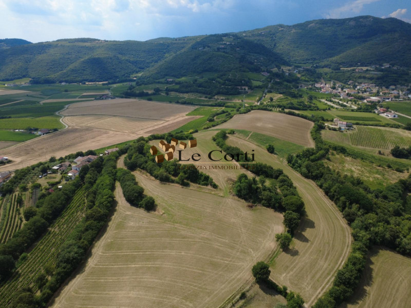 In un'incantevole posizione leggermente collinare, proponiamo in vendita un ampio appezzamento di...