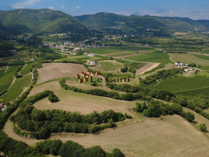 In un'incantevole posizione leggermente collinare, proponiamo in vendita un ampio appezzamento di...