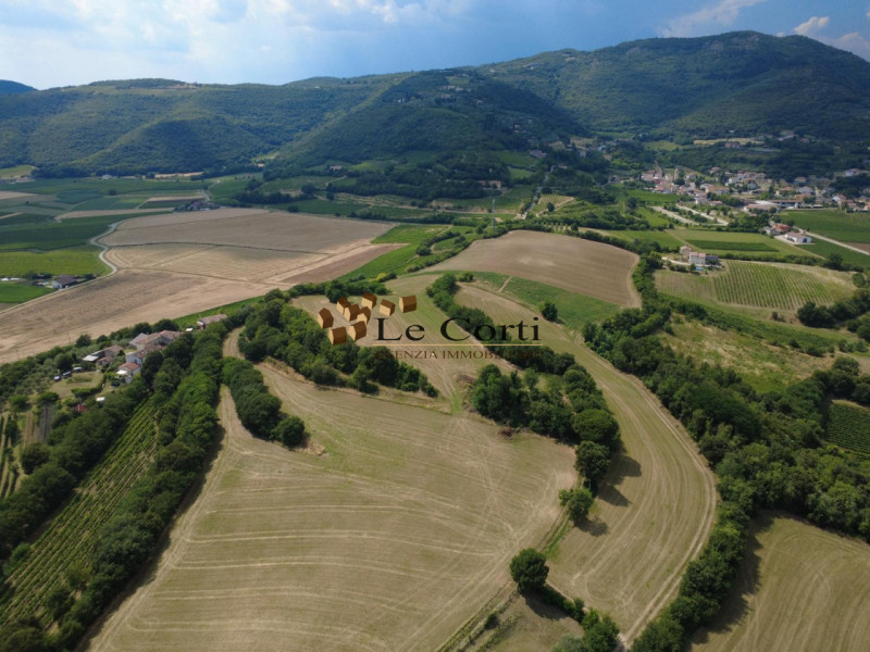 In un'incantevole posizione leggermente collinare, proponiamo in vendita un ampio appezzamento di...