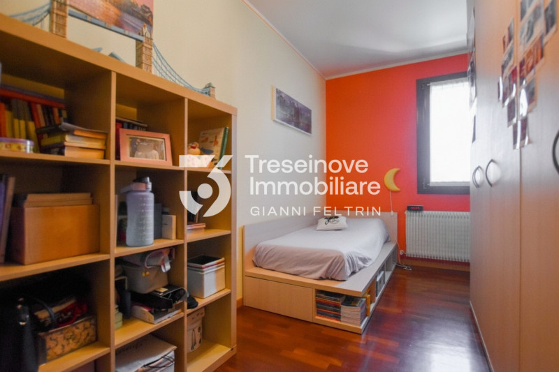 (Per INFO Feltrin ing. Gianni) Proponiamo in vendita un ampio e luminoso attico a Castagnole di P...