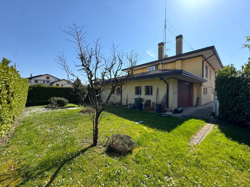 Nel cuore del tranquillo e richiesto quartiere residenziale di Ferri ad Albignasego, proponiamo i...