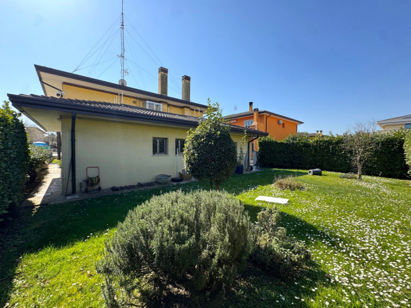 Nel cuore del tranquillo e richiesto quartiere residenziale di Ferri ad Albignasego, proponiamo i...