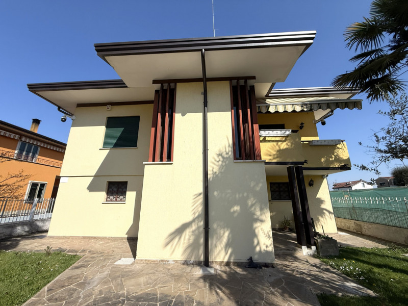 Nel cuore del tranquillo e richiesto quartiere residenziale di Ferri ad Albignasego, proponiamo i...