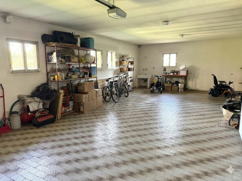 Nel cuore del tranquillo e richiesto quartiere residenziale di Ferri ad Albignasego, proponiamo i...