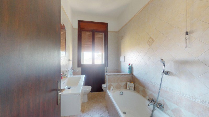 Situato in una tranquilla zona residenziale, lontana dal traffico del centro ma comoda a tutti i ...