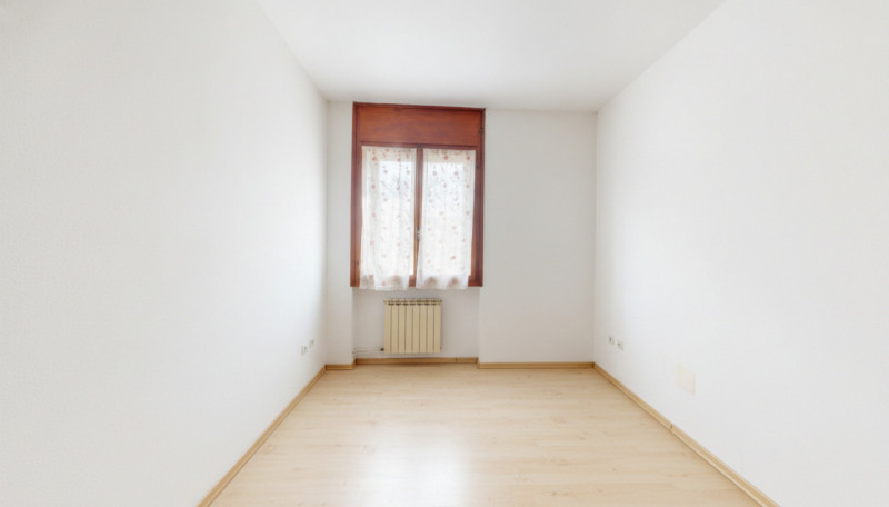 Situato in una tranquilla zona residenziale, lontana dal traffico del centro ma comoda a tutti i ...