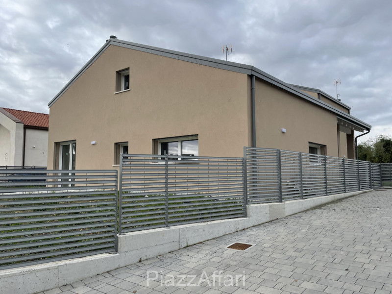 RIF. CAMP22

Proponiamo in vendita nel Comune di Campolongo Maggiore, in zona centrale a circa 40...