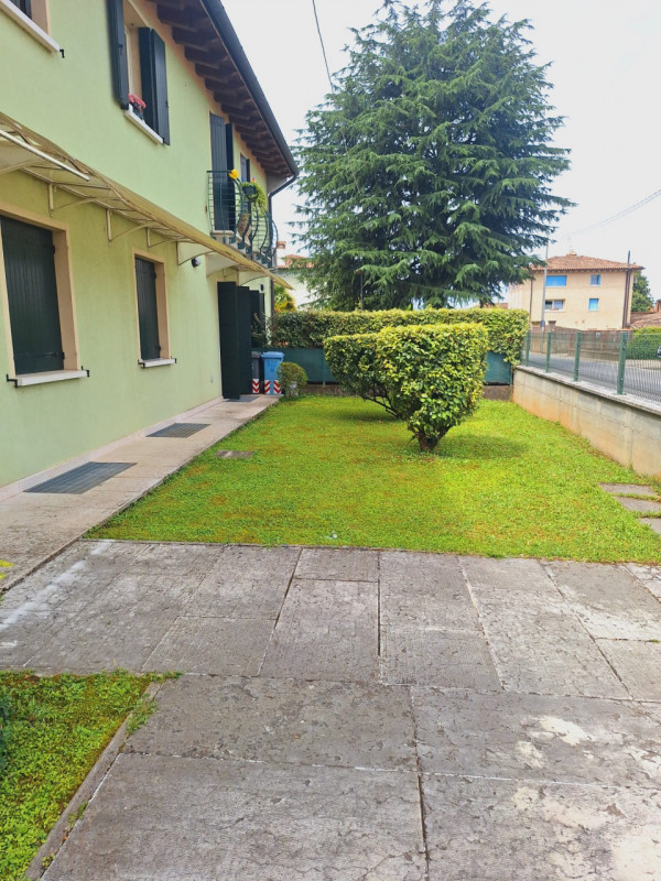L'agenzia Iris è lieta di presentare un appartamento trilocale al piano terra situato nel cuore d...