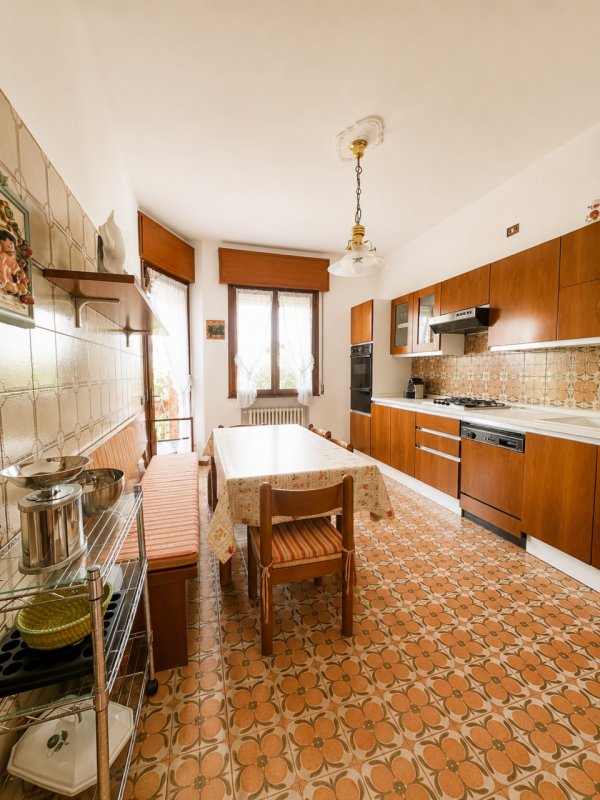 Scoprite questa incantevole villa singola degli anni '70, situata nel cuore di Marsango, una zona...