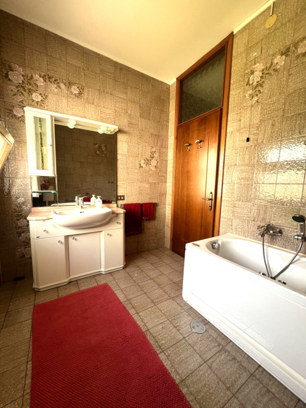 Scoprite questa incantevole villa singola degli anni '70, situata nel cuore di Marsango, una zona...