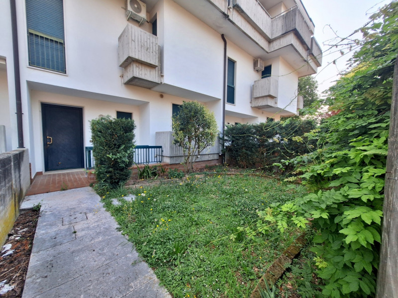 VILLETTA A SCHIERA CON GIARDINO PRIVATO, IN ELEGANTE ZONA RESIDENZIALE A CAMISANO VICENTINO - Rif...
