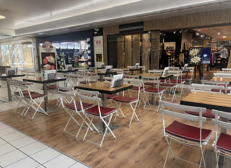 All'interno di uno dei centri commerciali più frequentati dell'area vicentina, proponiamo in vend...
