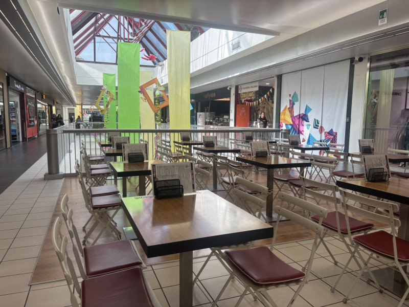 All'interno di uno dei centri commerciali più frequentati dell'area vicentina, proponiamo in vend...