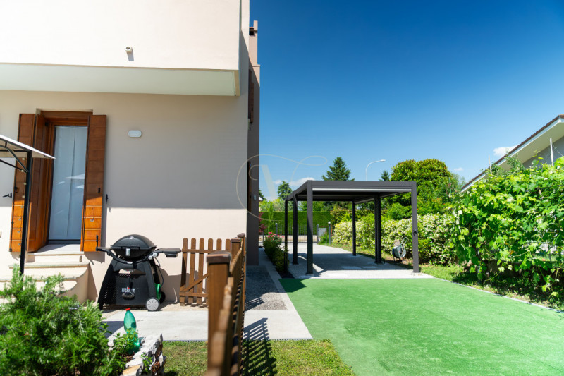Se cerchi un'oasi di tranquillità e raffinatezza, questa meravigliosa bifamiliare situata in Via ...