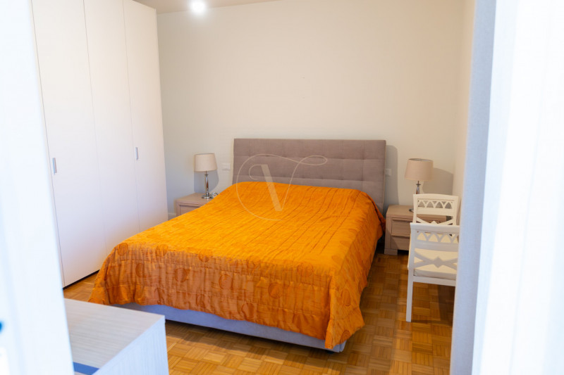 Se cerchi un'oasi di tranquillità e raffinatezza, questa meravigliosa bifamiliare situata in Via ...