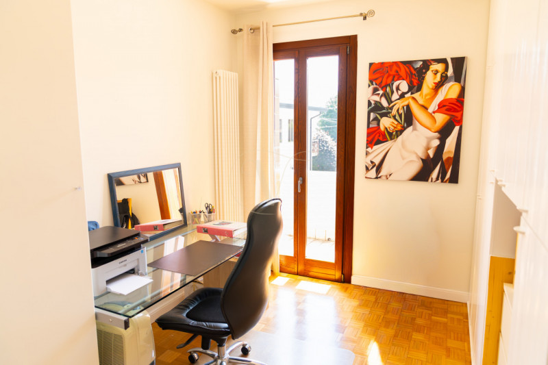 Se cerchi un'oasi di tranquillità e raffinatezza, questa meravigliosa bifamiliare situata in Via ...