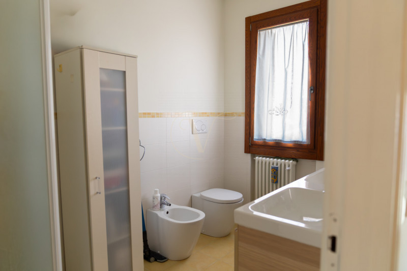 Se cerchi un'oasi di tranquillità e raffinatezza, questa meravigliosa bifamiliare situata in Via ...