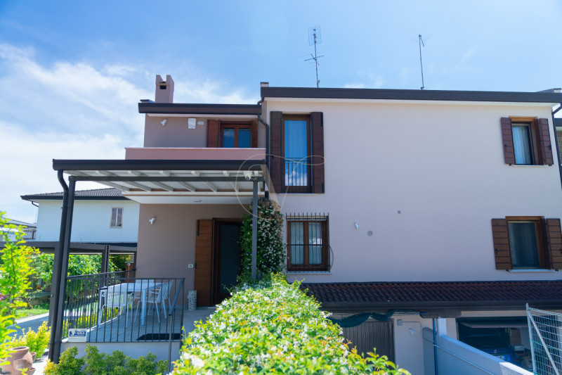 Se cerchi un'oasi di tranquillità e raffinatezza, questa meravigliosa bifamiliare situata in Via ...