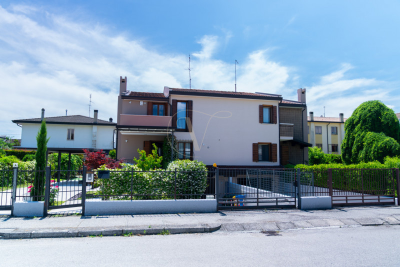 Se cerchi un'oasi di tranquillità e raffinatezza, questa meravigliosa bifamiliare situata in Via ...