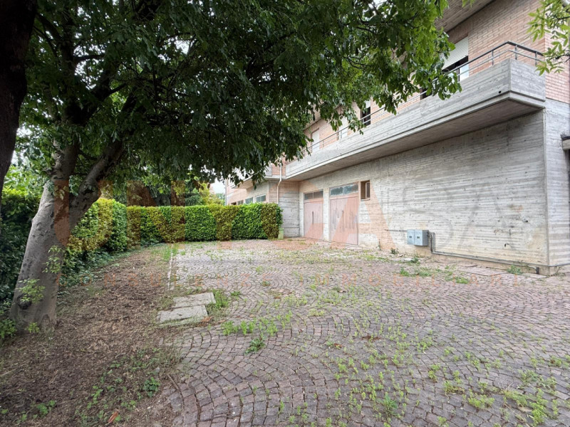 MONTEGALDELLA: proponiamo in vendita intera bifamiliare in una località tranquilla e ben servita ...