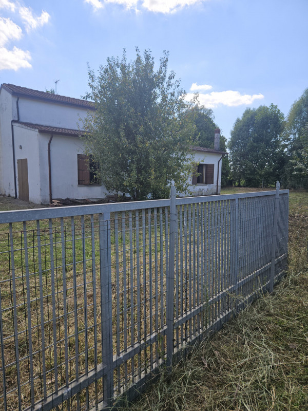 In esclusiva presso la nostra Agenzia, proponiamo una spaziosa casa singola di circa 170 mq. Ques...