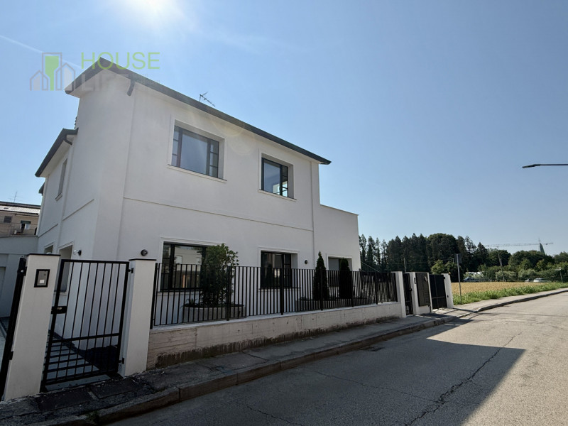VICENZA - S. Bortolo: In una delle zone residenziali più richieste di Vicenza, a due minuti dall'...