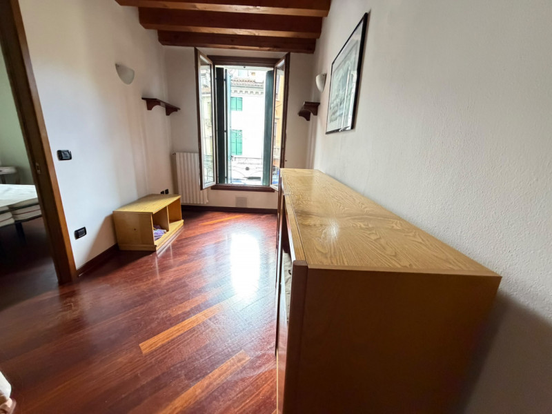 Nel cuore di Padova, e precisamente in Corso Vittorio Emanuele, proponiamo in affitto un raffinat...