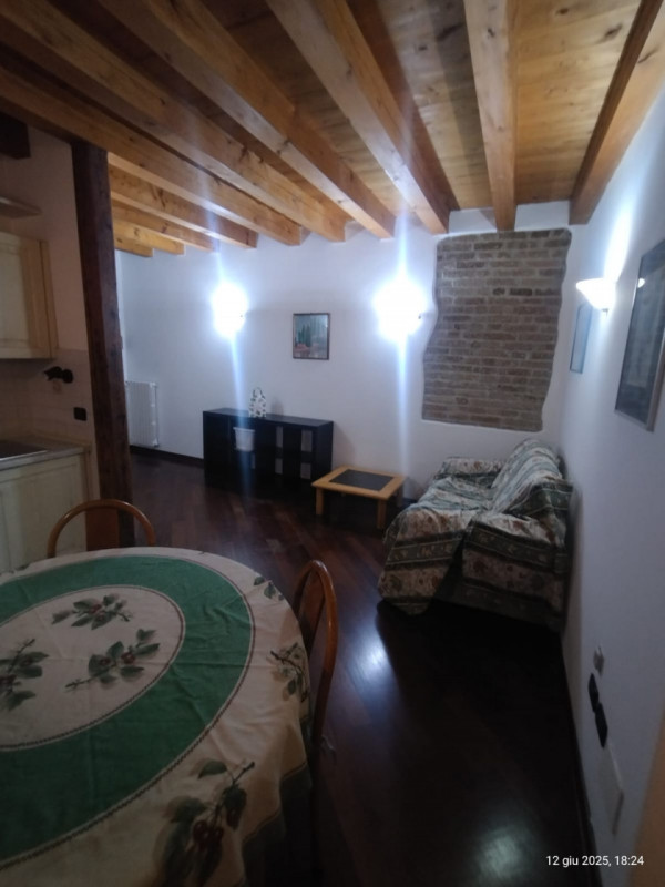 Nel cuore di Padova, e precisamente in Corso Vittorio Emanuele, proponiamo in affitto un raffinat...