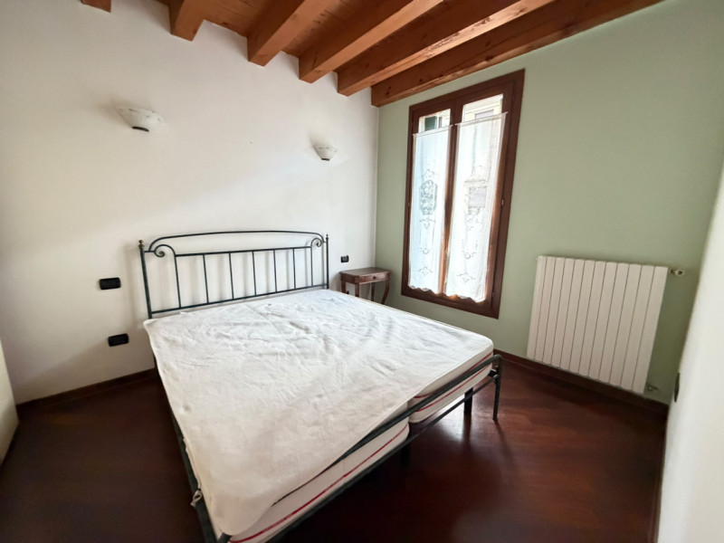 Nel cuore di Padova, e precisamente in Corso Vittorio Emanuele, proponiamo in affitto un raffinat...