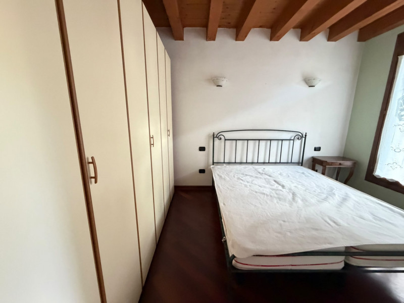 Nel cuore di Padova, e precisamente in Corso Vittorio Emanuele, proponiamo in affitto un raffinat...