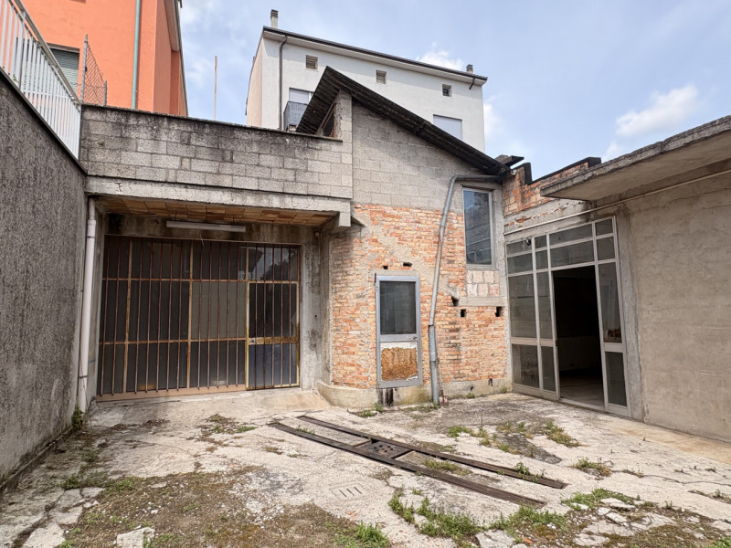 Si Propone Laboratorio Commerciale con annesso magazzino, Composto da una una grande sala unica d...