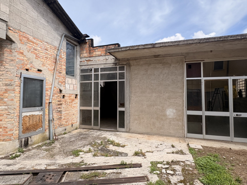 Si Propone Laboratorio Commerciale con annesso magazzino, Composto da una una grande sala unica d...