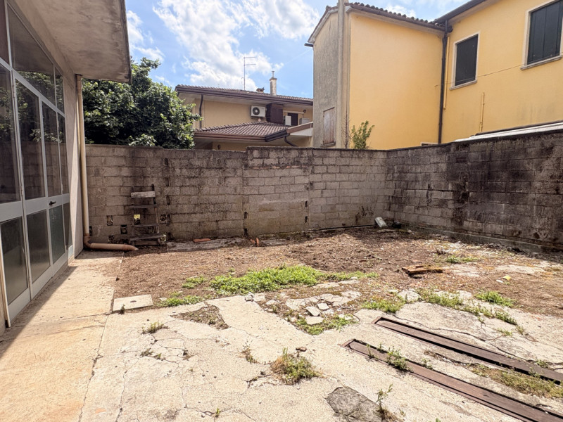 Si Propone Laboratorio Commerciale con annesso magazzino, Composto da una una grande sala unica d...