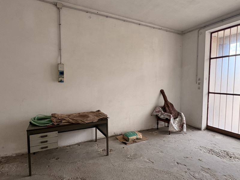 Si Propone Laboratorio Commerciale con annesso magazzino, Composto da una una grande sala unica d...