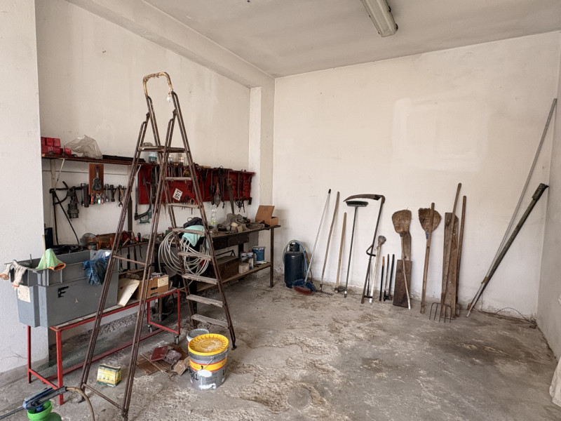 Si Propone Laboratorio Commerciale con annesso magazzino, Composto da una una grande sala unica d...