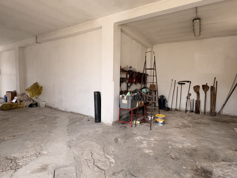 Si Propone Laboratorio Commerciale con annesso magazzino, Composto da una una grande sala unica d...