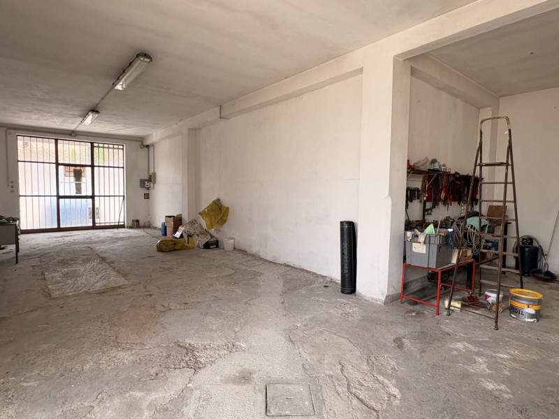 Si Propone Laboratorio Commerciale con annesso magazzino, Composto da una una grande sala unica d...