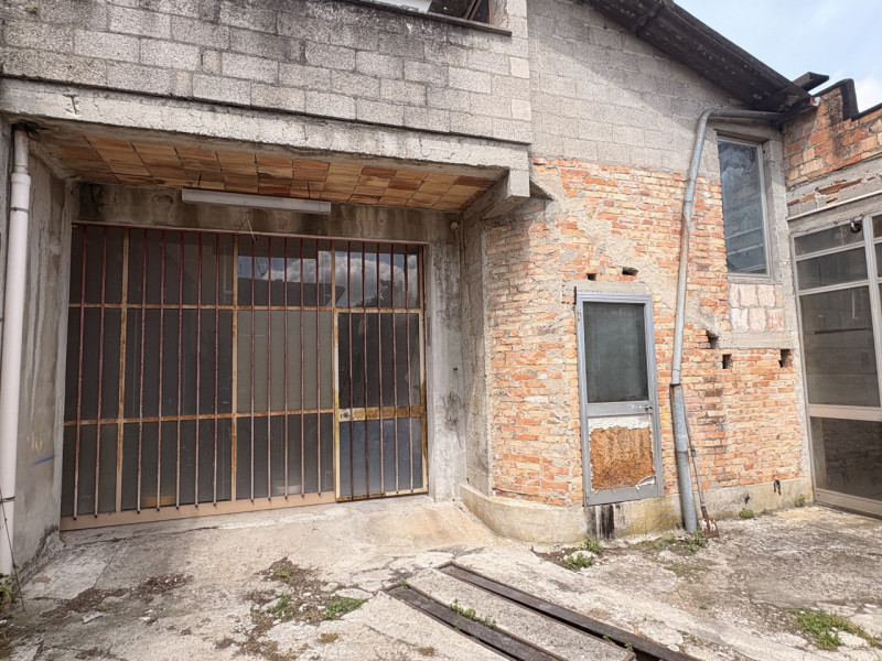 Si Propone Laboratorio Commerciale con annesso magazzino, Composto da una una grande sala unica d...