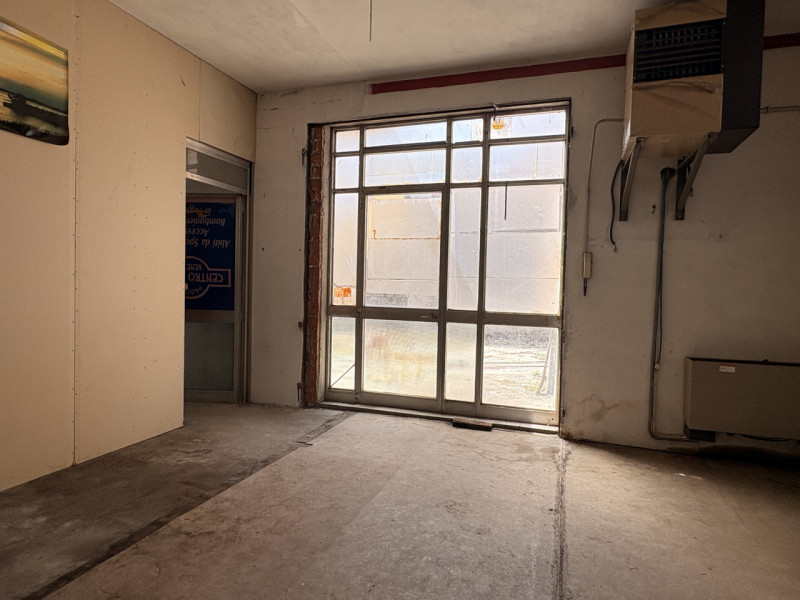 Si Propone Laboratorio Commerciale con annesso magazzino, Composto da una una grande sala unica d...