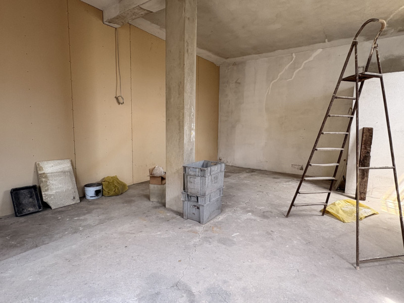 Si Propone Laboratorio Commerciale con annesso magazzino, Composto da una una grande sala unica d...