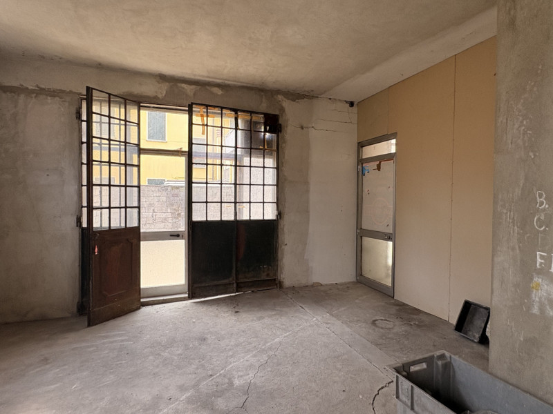 Si Propone Laboratorio Commerciale con annesso magazzino, Composto da una una grande sala unica d...