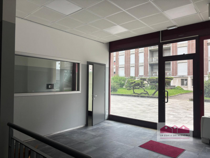 ZONA SE.FA.MO: SPAZIO COMMERCIALE CON AUTORIZZAZIONE SANITARIA. RIF. VUFF52F EURO 135.000

Vendia...