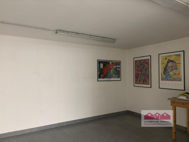 ZONA SE.FA.MO: SPAZIO COMMERCIALE CON AUTORIZZAZIONE SANITARIA. RIF. VUFF52F EURO 135.000

Vendia...