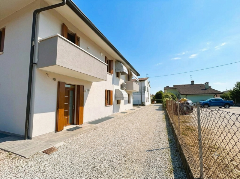Elegante porzione di bifamiliare, ultimata nel 2022 e caratterizzata da uno stile contemporaneo, ...