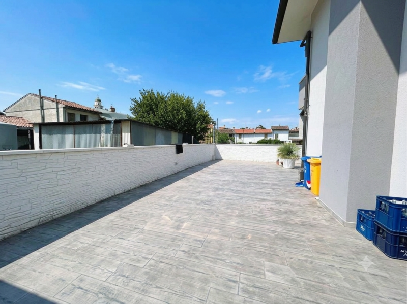 Elegante porzione di bifamiliare, ultimata nel 2022 e caratterizzata da uno stile contemporaneo, ...